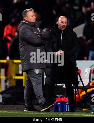 Ben Garner, Stadtmanager von Swindon, feiert ihr Ausgleichstreffer, da John Yems, Stadtmanager von Crawley, während des zweiten Spiels der Sky Bet League auf dem County Ground in Swindon niedergeschlagen erscheint. Bilddatum: Dienstag, 1. Februar 2022. Stockfoto