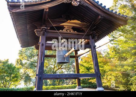 Eine große japanische Tempelglocke am Kodaiji-Tempel in Kyoto, Japan. Stockfoto