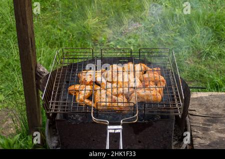 Hähnchenflügel auf Grill. Grill. Kochen im Freien. Grillen Hähnchenflügel im Hof. Alten Grill. Stockfoto