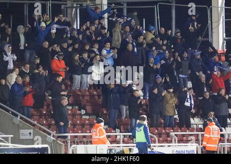 NORTHAMPTON, GROSSBRITANNIEN. FEB 1st Barrows Fans feiern den Sieg nach dem Spiel der Sky Bet League 2 zwischen Northampton Town und Barrow am Dienstag, den 1st. Februar 2022 im PTS Academy Stadium, Northampton. (Kredit: John Cripps | MI Nachrichten) Kredit: MI Nachrichten & Sport /Alamy Live Nachrichten Stockfoto