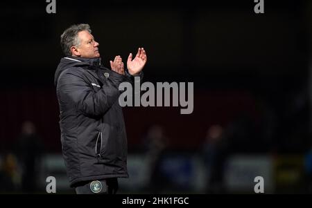 Crawley Town Manager John Yems applaudiert den Fans nach dem Spiel der Sky Bet League Two auf dem County Ground, Swindon. Bilddatum: Dienstag, 1. Februar 2022. Stockfoto