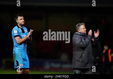 Crawley Town Manager John Yems und Tony Craig applaudieren den Fans nach dem zweiten Spiel der Sky Bet League auf dem County Ground, Swindon. Bilddatum: Dienstag, 1. Februar 2022. Stockfoto