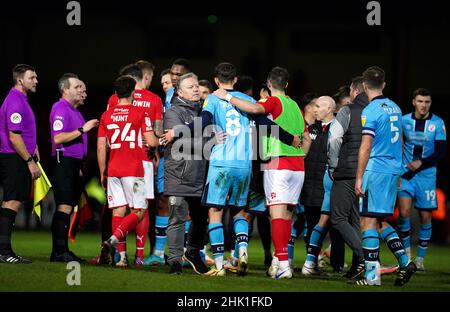 Crawley Town Manager John Yems mit den Spielern nach dem Sky Bet League Two Spiel auf dem County Ground, Swindon. Bilddatum: Dienstag, 1. Februar 2022. Stockfoto