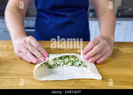 Pita mit Aggs und Zwiebeln. Koch bereitet essbare Snacks für die Party. Stockfoto