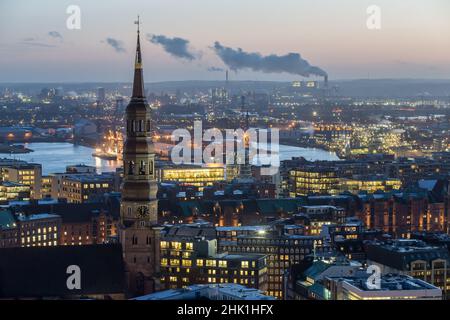 Stadtbild von Hamburg in der Dämmerung Stockfoto