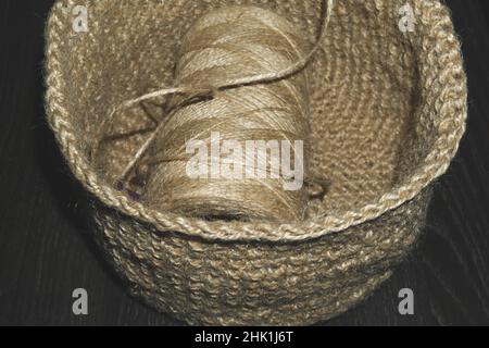 Jute-Nadelarbeit. Handgearbeiteter Strickkorb Stockfoto
