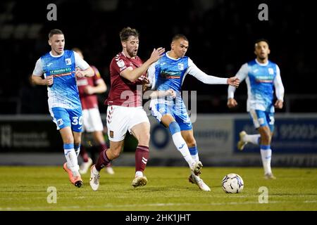 Jack Sowerby von Northampton Town (links) und Connor Brown von Barrow kämpfen während des zweiten Spiels der Sky Bet League im Sixfields Stadium, Northampton, um den Ball. Bilddatum: Dienstag, 1. Februar 2022. Stockfoto