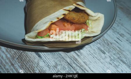 Hühnerpackung auf einem Teller. Shawarma Nahaufnahme. Traditionelles Street Food Stockfoto