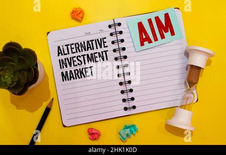 Konzeptbild des Akronyms AIM Alternative Investment Market über der gelben Markierungslinie Stockfoto