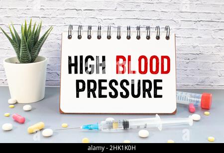 Bluthochdruck, Blutdruck-Monitor auf isoliert auf weiß, Gesundheitskonzept Stockfoto