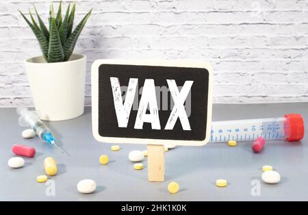 Pro-vax- oder Anti-vax-Symbol. Wurde ein Würfel gedreht, und die Wörter „anti-vax“ wurden in „pro-vax“ geändert. Schöner weißer Hintergrund. Speicherplatz kopieren. Business, medizinische covid-19 p Stockfoto