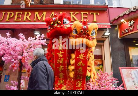 London, Großbritannien. 01st. Februar 2022. Während der Feierlichkeiten zum chinesischen Neujahr werden traditionelle Löwentanzkostüme vor einem Geschäft in Londons Chinatown gezeigt. Dieses Jahr ist das Jahr des Tigers. Kredit: SOPA Images Limited/Alamy Live Nachrichten Stockfoto