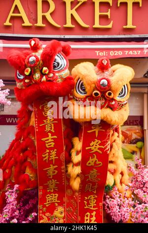 London, Großbritannien. 01st. Februar 2022. Während der Feierlichkeiten zum chinesischen Neujahr werden traditionelle Löwentanzkostüme vor einem Geschäft in Londons Chinatown gezeigt. Dieses Jahr ist das Jahr des Tigers. Kredit: SOPA Images Limited/Alamy Live Nachrichten Stockfoto