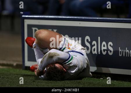 Birkenhead, Großbritannien. 01st. Februar 2022. Josh McPake von Tranmere Rovers liegt verletzt an der Seite des Platzes. EFL Skybet Football League Two Match, Tranmere Rovers gegen Stevenage im Prenton Park, Birkenhead, Wirral am Dienstag, 1st. Februar 2022. Dieses Bild darf nur für redaktionelle Zwecke verwendet werden. Nur zur redaktionellen Verwendung, Lizenz für kommerzielle Nutzung erforderlich. Keine Verwendung bei Wetten, Spielen oder Veröffentlichungen in einem Club/einer Liga/einem Spieler.PIC von Chris Stading/Andrew Orchard Sports Photography/Alamy Live News Credit: Andrew Orchard Sports Photography/Alamy Live News Stockfoto