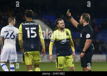 Birkenhead, Großbritannien. 01st. Februar 2022. Terence Vancooten von Stevenage erhält eine gelbe Karte vom Schiedsrichter Anthony Backhouse. EFL Skybet Football League Two Match, Tranmere Rovers gegen Stevenage im Prenton Park, Birkenhead, Wirral am Dienstag, 1st. Februar 2022. Dieses Bild darf nur für redaktionelle Zwecke verwendet werden. Nur zur redaktionellen Verwendung, Lizenz für kommerzielle Nutzung erforderlich. Keine Verwendung bei Wetten, Spielen oder Veröffentlichungen in einem Club/einer Liga/einem Spieler.PIC von Chris Stading/Andrew Orchard Sports Photography/Alamy Live News Credit: Andrew Orchard Sports Photography/Alamy Live News Stockfoto