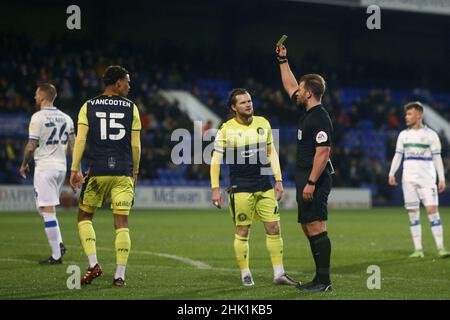 Birkenhead, Großbritannien. 01st. Februar 2022. Terence Vancooten von Stevenage erhält eine gelbe Karte vom Schiedsrichter Anthony Backhouse. EFL Skybet Football League Two Match, Tranmere Rovers gegen Stevenage im Prenton Park, Birkenhead, Wirral am Dienstag, 1st. Februar 2022. Dieses Bild darf nur für redaktionelle Zwecke verwendet werden. Nur zur redaktionellen Verwendung, Lizenz für kommerzielle Nutzung erforderlich. Keine Verwendung bei Wetten, Spielen oder Veröffentlichungen in einem Club/einer Liga/einem Spieler.PIC von Chris Stading/Andrew Orchard Sports Photography/Alamy Live News Credit: Andrew Orchard Sports Photography/Alamy Live News Stockfoto