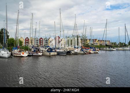 GREIFSWALD, DEUTSCHLAND - 31. JULI 2021: Marina in der Altstadt an der Mündung des Flusses Ryck. Stockfoto