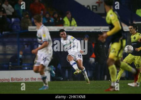 Birkenhead, Großbritannien. 01st. Februar 2022. Josh Hawkes von Tranmere Rovers (15) übergibt den Ball. EFL Skybet Football League Two Match, Tranmere Rovers gegen Stevenage im Prenton Park, Birkenhead, Wirral am Dienstag, 1st. Februar 2022. Dieses Bild darf nur für redaktionelle Zwecke verwendet werden. Nur zur redaktionellen Verwendung, Lizenz für kommerzielle Nutzung erforderlich. Keine Verwendung bei Wetten, Spielen oder Veröffentlichungen in einem Club/einer Liga/einem Spieler.PIC von Chris Stading/Andrew Orchard Sports Photography/Alamy Live News Credit: Andrew Orchard Sports Photography/Alamy Live News Stockfoto