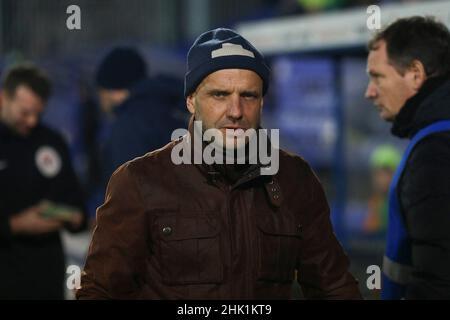 Birkenhead, Großbritannien. 01st. Februar 2022. Paul Tisdale, Manager bei Stevenage, schaut zu. EFL Skybet Football League Two Match, Tranmere Rovers gegen Stevenage im Prenton Park, Birkenhead, Wirral am Dienstag, 1st. Februar 2022. Dieses Bild darf nur für redaktionelle Zwecke verwendet werden. Nur zur redaktionellen Verwendung, Lizenz für kommerzielle Nutzung erforderlich. Keine Verwendung bei Wetten, Spielen oder Veröffentlichungen in einem Club/einer Liga/einem Spieler.PIC von Chris Stading/Andrew Orchard Sports Photography/Alamy Live News Credit: Andrew Orchard Sports Photography/Alamy Live News Stockfoto