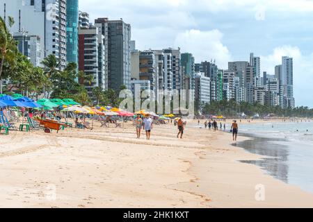 Recife, PE, Brasilien - 14. Oktober 2021: Menschen genießen den Morgen am Strand von Boa Viagem. Stockfoto