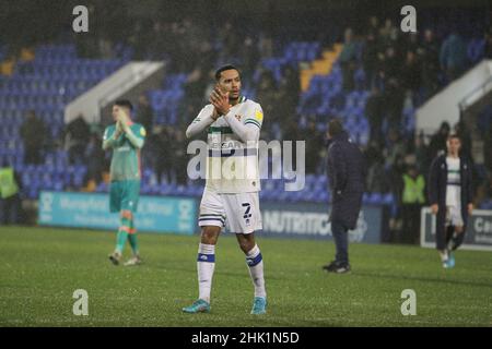 Josh Dacres-Cogley von Tranmere Rovers applaudiert den Fans während des zweiten Spiels der Sky Bet League zwischen Tranmere Rovers und Stevenage im Prenton Park am 1st 2022. Februar in Birkenhead, England. (Foto von Richard Ault/phcimages.com) Stockfoto