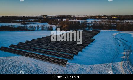 Winter Sonnenkollektoren mit Schnee Stockfoto