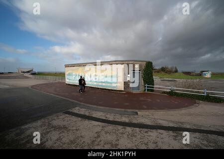 Morecambe, Großbritannien, 01/02/2022, der Standort des geplanten Eden Project North wird in Morecambe gesehen, da das Projekt der Realität einen Schritt näher gekommen ist, nachdem Stadträte in Lancashire die Planungsgenehmigung für die Öko-Attraktion £125m erteilt hatten. Das Eden Project North, das in riesigen, transparenten Kuppeln auf der Promenade von Morecambe errichtet werden würde, wird der Regierung als „Schaufelfertige“ Initiative vorgestellt, die dazu beitragen könnte, die benachteiligte Küstenstadt Morecambe, Großbritannien, zu stärken. Kredit: Jon Super/Alamy Live Nachrichten. Stockfoto