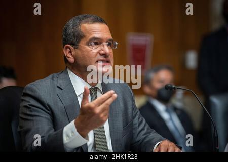 Washington, Vereinigte Staaten. 01st. Februar 2022. Pedro R. Pierluisi, Gouverneur von Puerto Rico, erscheint vor einer Anhörung des Senatsausschusses für Energie und natürliche Ressourcen, um den Zustand der US-Gebiete im Dirksen-Bürogebäude des Senats in Washington, DC, am Dienstag, den 1. Februar 2022 zu untersuchen. Kredit: Rod Lampey/CNP/dpa/Alamy Live Nachrichten Stockfoto