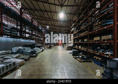 Stahlbaumaterialien und -Teile im Lager. Stockfoto