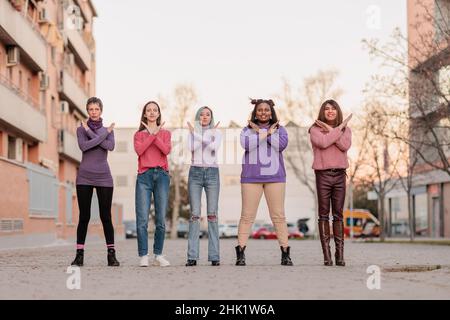 Feministische Bewegung bricht die Voreingenommenheit. Frauen-Diversität und Transgender-Inklusion protestieren am 8. märz Stockfoto