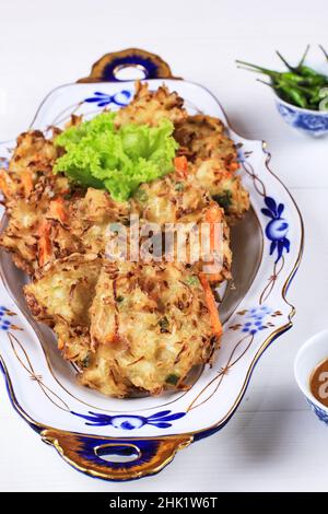 Bala-Bala oder Bakwan Gemüsefritter, traditioneller indonesischer Snack. Hergestellt aus Mehl, Karotten, Kohl und Bohnensprossen. Tiefgebratene und serviert mit Stockfoto