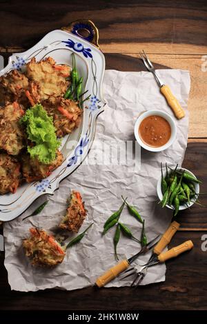 Bakwan oder Bala Bala ist ein gebratene Lebensmittel aus Gemüse und Mehl. Bakwan ist ein indonesischer Street Food Snack. Stockfoto