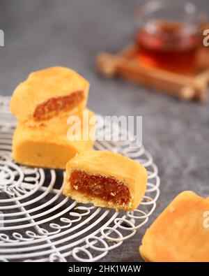 Ananas Cake ist ein süßes traditionelles taiwanesisches Gebäck mit Butter, Mehl, Ei, Zucker und Ananas-Marmelade. Serviert mit Tee. Ausgewählter Fokus Stockfoto