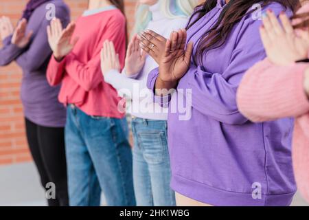 Feministische Bewegung bricht die Voreingenommenheit. Frauen-Diversität und Transgender-Inklusion protestieren am 8. märz Stockfoto