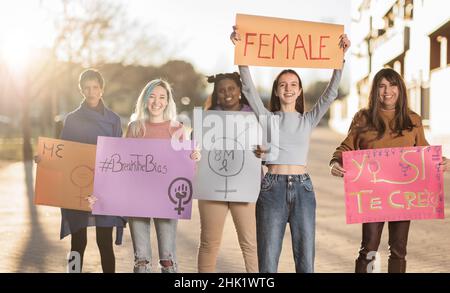 Multikulturelle und Diversity Group stolz auf Gleichstellungsdemonstration Frauen internationaler Tag Stockfoto