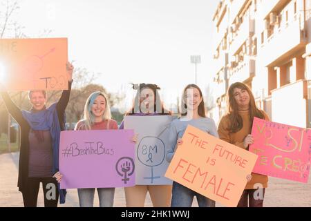 Multikulturelle und Diversity Group stolz auf Gleichstellungsdemonstration Frauen internationaler Tag Stockfoto