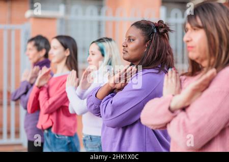 Feministische Bewegung bricht die Voreingenommenheit. Frauen-Diversität und Transgender-Inklusion protestieren am 8. märz Stockfoto