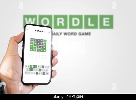 Rom, Italien, Januar 2022: Hand hält ein Telefon mit Wordle-Spiel läuft. Wordle ist ein webbasiertes Wortspiel. Das Spiel wurde von der New York Time gekauft Stockfoto