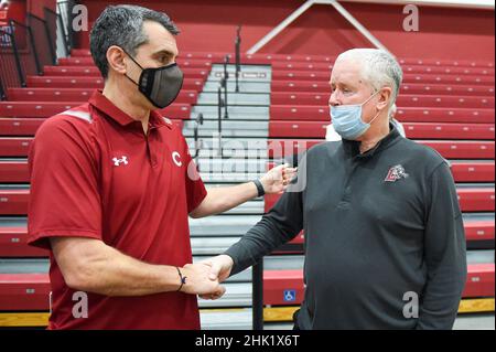 31. Januar 2022: Colgate Raiders-Cheftrainer Matt Langel (links) und Lafayette Leopards-Cheftrainer Fran O'Hanlon (rechts) schütteln sich die Hände vor einem NCAA-Basketballspiel am Montag, 31. Januar 2022 im Kirby Sports Center in Easton, Pennsylvania. Rich Barnes/CSM Stockfoto