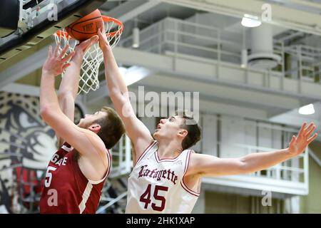 31. Januar 2022: Lafayette Leopards Stürmer Neal Quinn (45) blockiert die Aufnahme des Colgate Raiders Centers Jeff Woodward (55) während der ersten Hälfte eines NCAA-Basketballspiels am 31. Januar 2022 im Kirby Sports Center in Easton, Pennsylvania. Colgate besiegte Lafayette 72-61. Rich Barnes/CSM Stockfoto