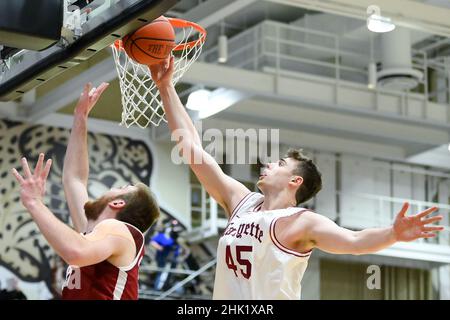 31. Januar 2022: Lafayette Leopards Stürmer Neal Quinn (45) blockiert die Aufnahme des Colgate Raiders Centers Jeff Woodward (55) während der ersten Hälfte eines NCAA-Basketballspiels am 31. Januar 2022 im Kirby Sports Center in Easton, Pennsylvania. Colgate besiegte Lafayette 72-61. Rich Barnes/CSM Stockfoto