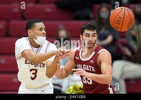 31. Januar 2022: Die Lafayette Leopards-Garde Tyrone Perry (3) spielt den Ball, während der Colgate Raiders-Garde Oliver Lynch-Daniels (33) während der ersten Hälfte eines NCAA-Basketballspiels am 31. Januar 2022 im Kirby Sports Center in Easton, Pennsylvania, verteidigt. Colgate besiegte Lafayette 72-61. Rich Barnes/CSM Stockfoto