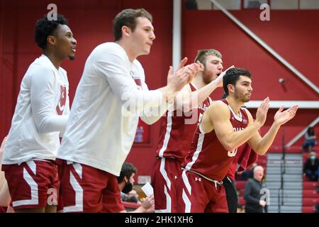 31. Januar 2022: Colgate Raiders-Spieler reagieren von der Bank aus gegen die Lafayette Leopards während der zweiten Hälfte eines NCAA-Basketballspiels am 31. Januar 2022 im Kirby Sports Center in Easton, Pennsylvania. Colgate besiegte Lafayette 72-61. Rich Barnes/CSM Stockfoto