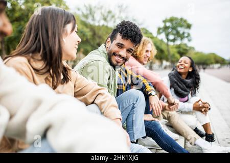 Eine vielfältige Gruppe junger Menschen, die lachen und Spaß haben Stockfoto