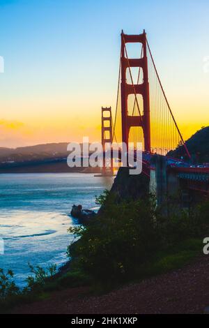 Golden Gate Bridge in San Francisco, Kalifornien während der goldenen Stunde. Vom Golden Gate Bridge Vista Point Stockfoto