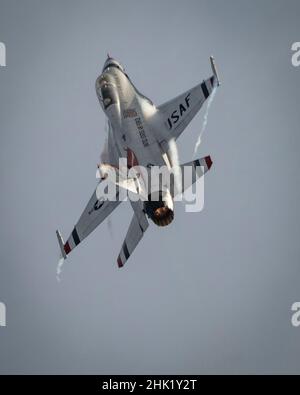 Maj. Kyle 'Gumbo' Oliver, United States Air Force Air Demonstration Squadron 'Thunderbirds' Lead Solo Pilot, fliegt über Fort Huachuca, Arizona, 26. Januar 2022. Das Team verbrachte fast einen Monat von seiner Heimatstation auf der Nellis Air Force Base, Nevada, entfernt, um ihnen die Möglichkeit zu geben, die Airshow-Umgebung zu simulieren und mit einem eigenen Luftraum und anspruchsvollem Gelände zu üben. (USA Foto der Luftwaffe von Staff Sgt. Andrew D. Sarver) Stockfoto