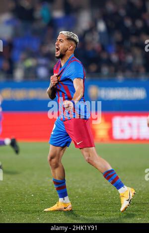 BARCELONA - JAN 29: Matheus Pereira feiert, nachdem er beim Primera RFEF-Spiel zwischen dem FC Barcelona B und Real Madrid Castilla ein Tor erzielt hat Stockfoto