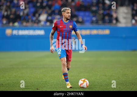 BARCELONA - JAN 29: Matheus Pereira in Aktion während des Primera RFEF-Spiels zwischen dem FC Barcelona B und Real Madrid Castilla im Johan Cruyff Stadion Stockfoto