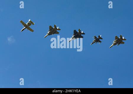 Kämpfer des 40th Flight Test Squadron, 96th Test Wing, fliegen über Eglin AFB, FL, 31. Januar 2022. Der 40 FLTS führt Entwicklungstests für Kampfflugzeuge der vierten Generation durch, darunter die A-10, F-16 und F-15. (USA Luftwaffe Foto von Master Sgt. Tristan McIntyre) Stockfoto