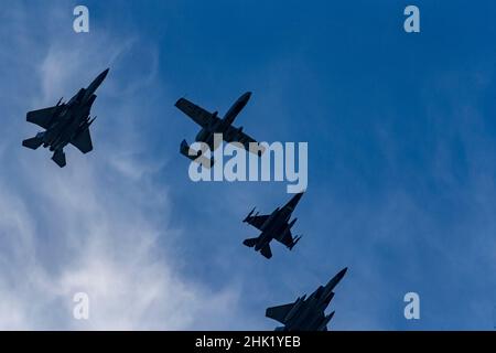 Kämpfer des 40th Flight Test Squadron, 96th Test Wing, fliegen über Eglin AFB, FL, 31. Januar 2022. Der 40 FLTS führt Entwicklungstests für Kampfflugzeuge der vierten Generation durch, darunter die A-10, F-16 und F-15. (USA Luftwaffe Foto von Master Sgt. Tristan McIntyre) Stockfoto